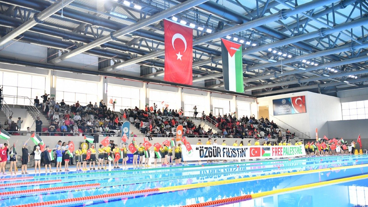 Kulaçlar Mazlumlara Ses Oldu! Havuzda Anlamlı Yarış