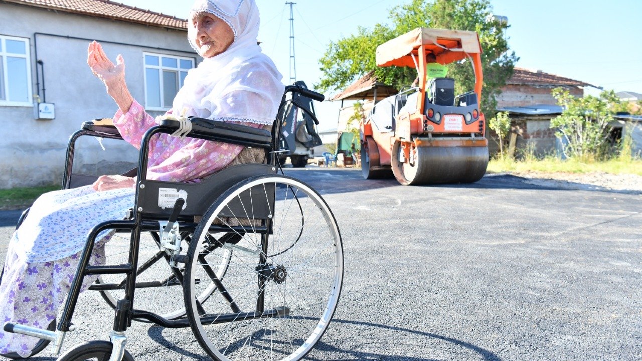 Yeşilyurt Belediyesi, 90 Yaşındaki Gülistan Teyze’nin Yol Talebini  Yerine Getirdi
