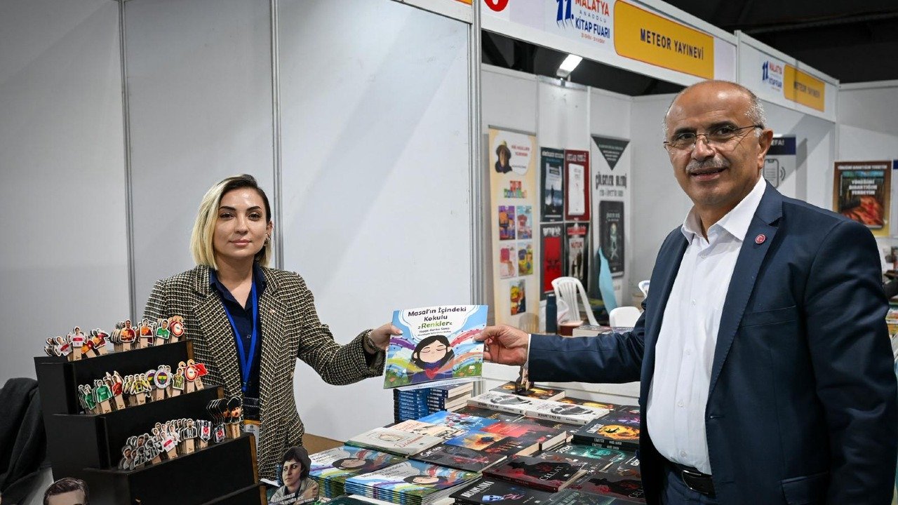 Er, fuarda kullanmaları için hediye çeki verdi. 