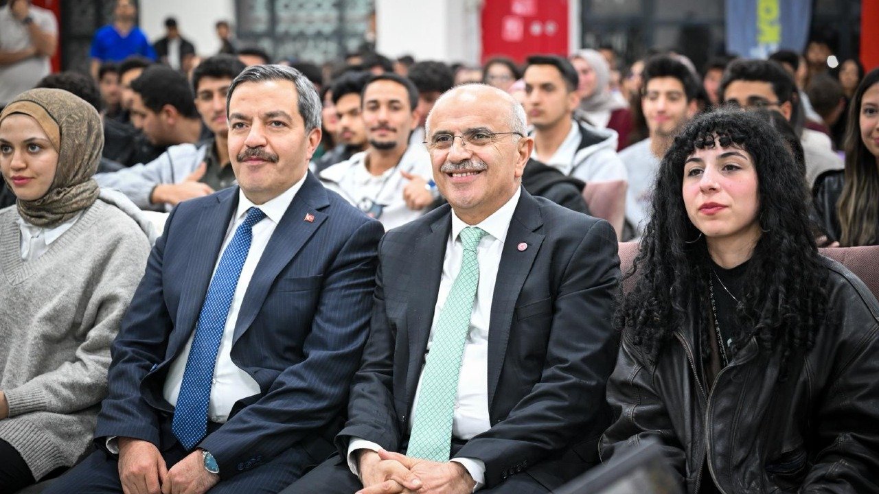  Er, öğrencilerin yaşadığı heyecana ortak oldu. 