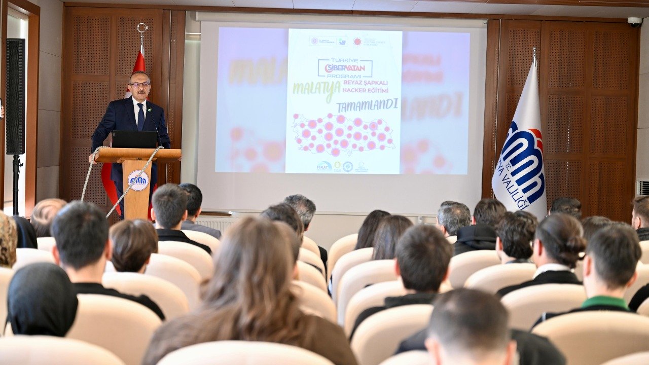 Yavuz, “Türkiye Siber Vatan Programı” Kapsamında Eğitim Alan Öğrencilere Sertifika Verdi