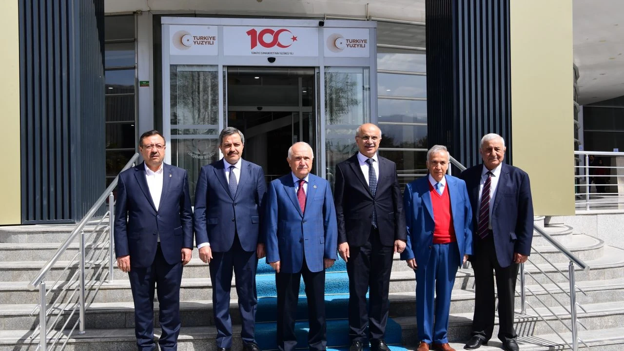 Cemil Çiçek’ten Malatya ve Turgut Özal Vurgusu