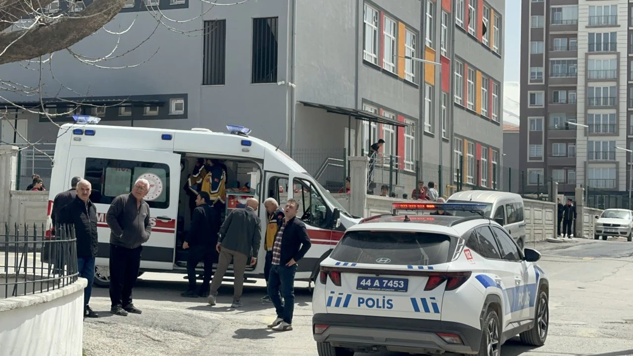(GÜNCELLENDİ) Lise Öğrencileri Arasında Bıçaklı Kavga: 5 Yaralı