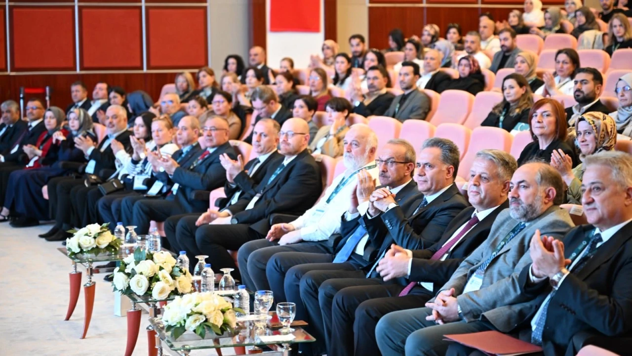 Demografik Gelecek Zirvesi Kapsamında “Türkiye’de Doğurganlık Çöküşü ile Mücadele” Çalıştayı Malatya’da Gerçekleştirildi