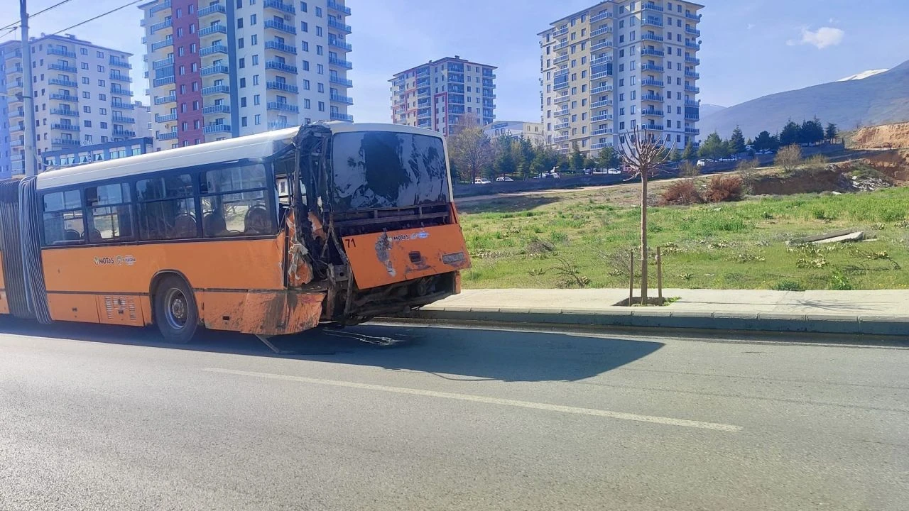 Hafriyat Kamyonu Belediye Otobüsüne Arkadan Çarptı ve Trafik Durdu