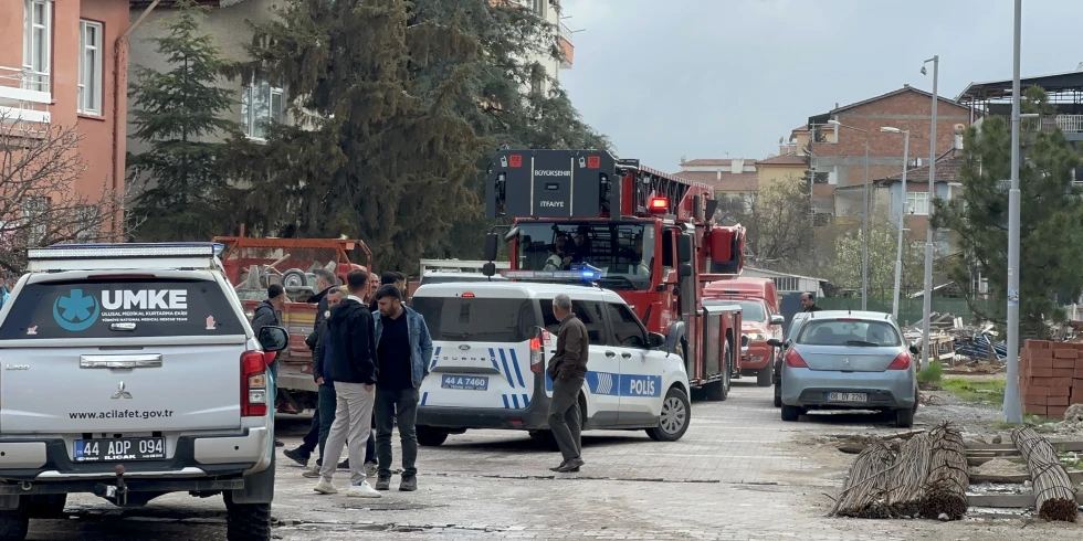 Malatya’da İnşaatta Kriz: Parasını Alamayan İşçi Çatıya Çıkarak İsyan Etti