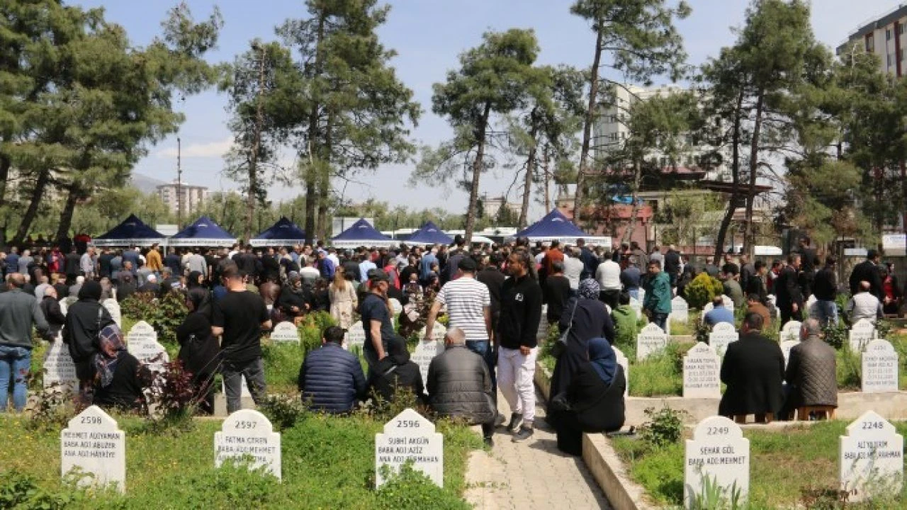 Öğrencilerine Siper Olan Ayla Öğretmen ve 8 Çocuk Son Yolculuğuna Uğurlandı