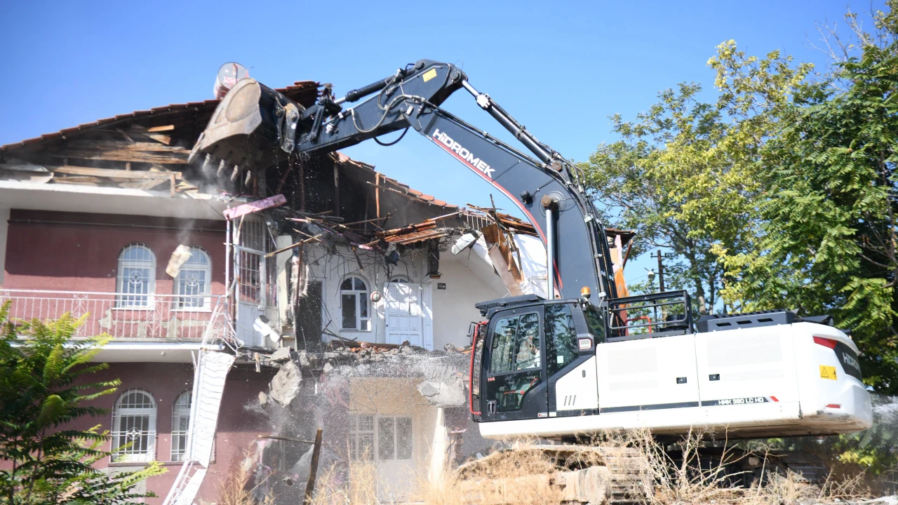 Yeşilyurt’ta Metruk Yapı Yıkıldı